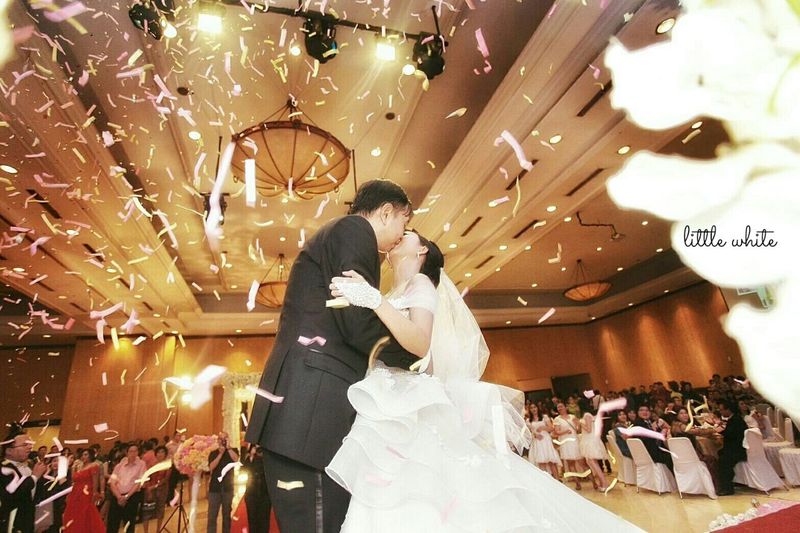 Wedding kiss &mdash; Saturday Event Organizer