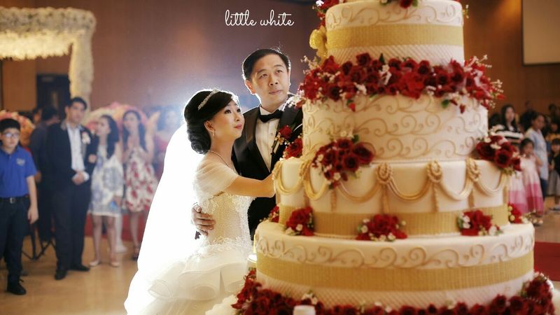 Cutting cake &mdash; Saturday Event Organizer